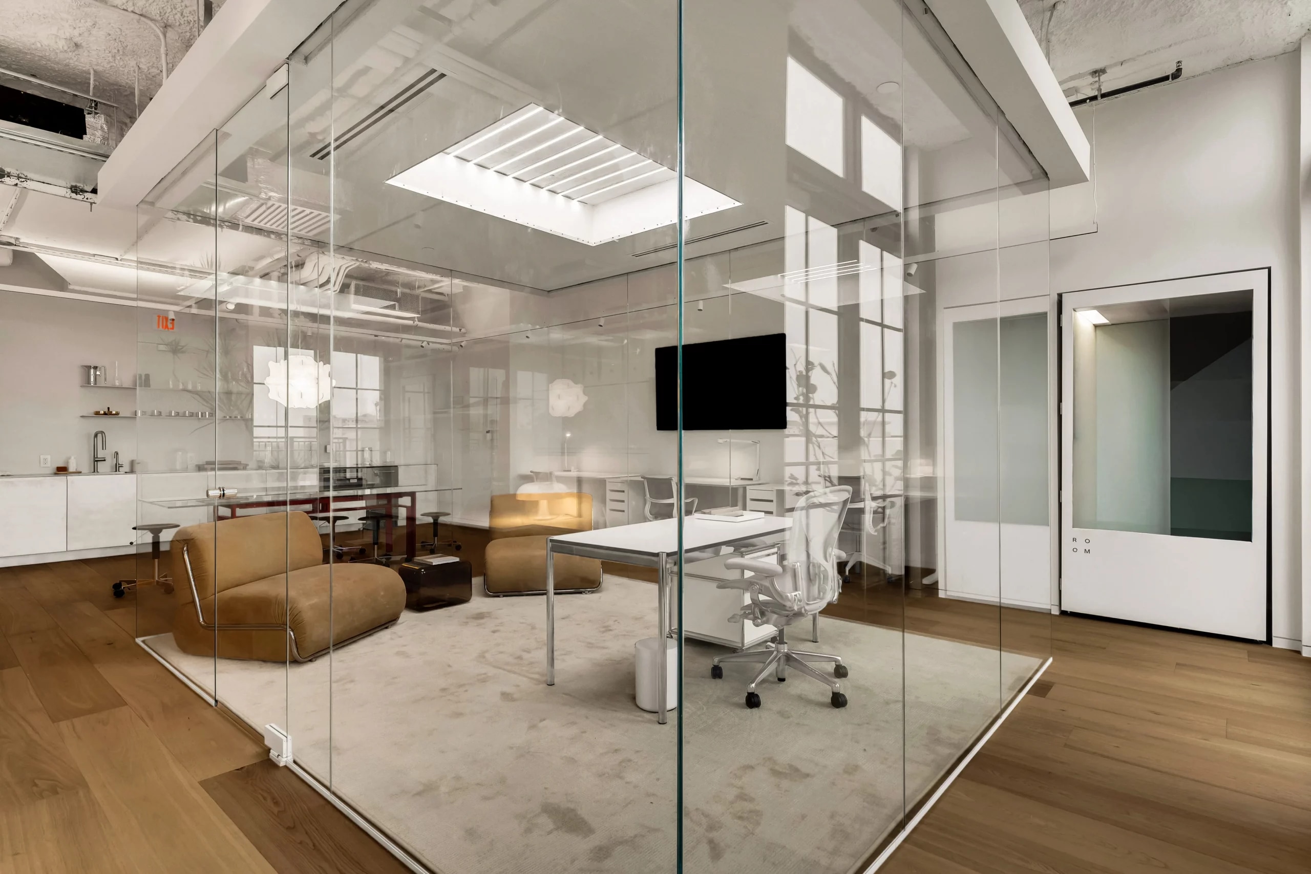AJR’s glass cube enclosure at Ofizzina Ponce de Leon