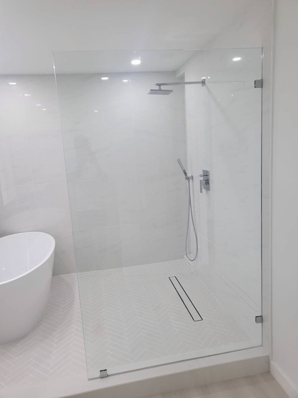 Frameless shower